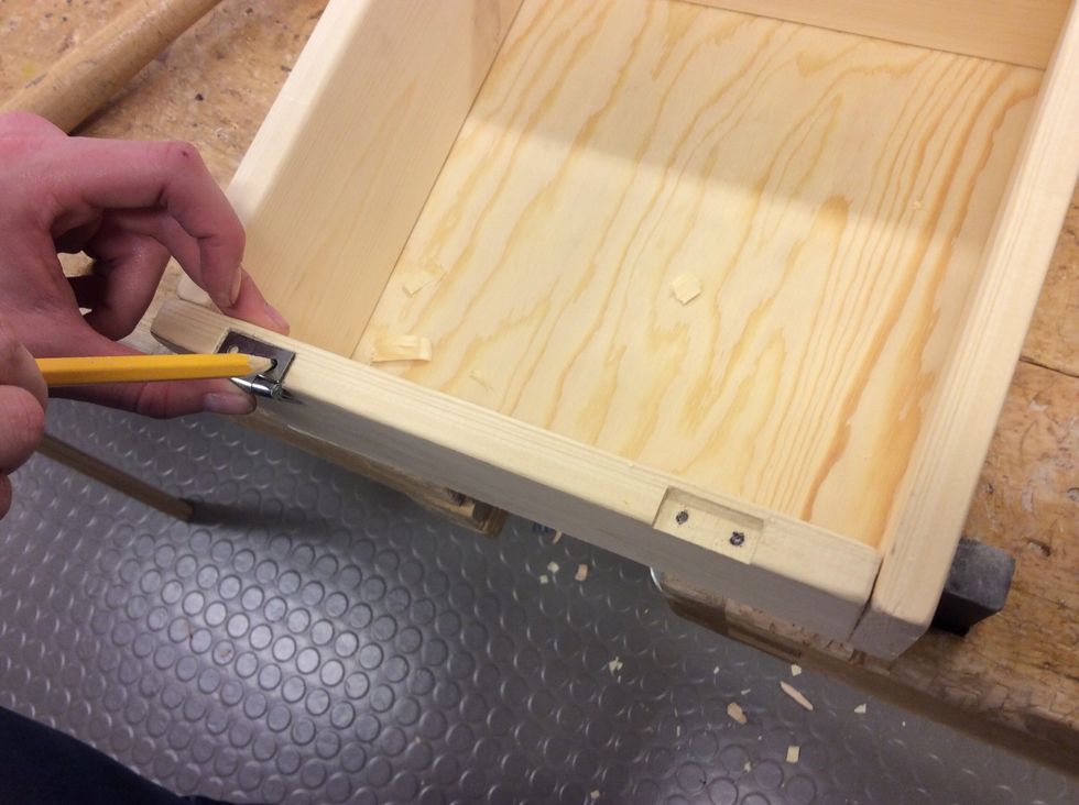 V\u00e4nd p\u00e5 g\u00e5ngj\u00e4rnet igen och markera f\u00f6r skruvarna.