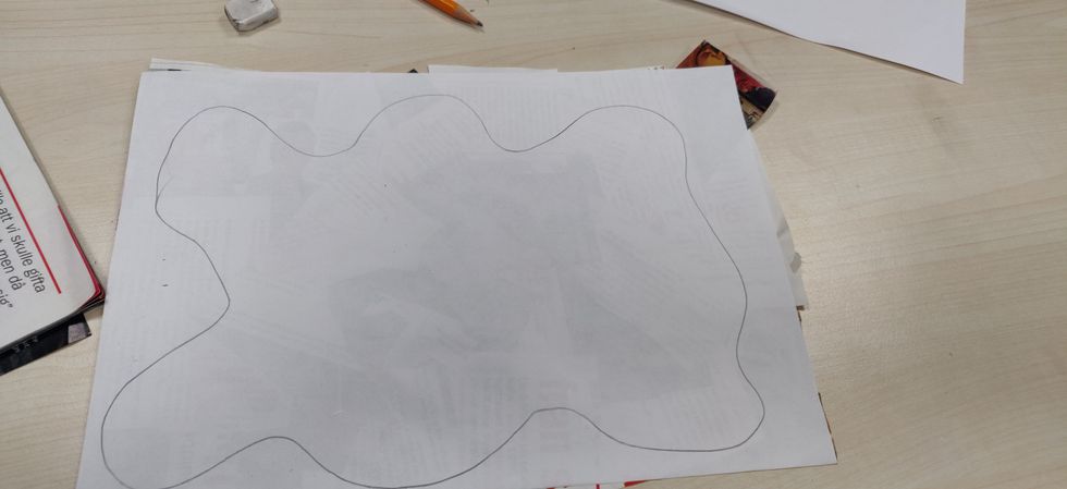 V\u00e4nd p\u00e5 pappret och rita en linje i kanten som st\u00e4mmer med ordet du skrivit, tex mjukt svallande p\u00e5 splash, h\u00e5rt och vasst p\u00e5 booom.