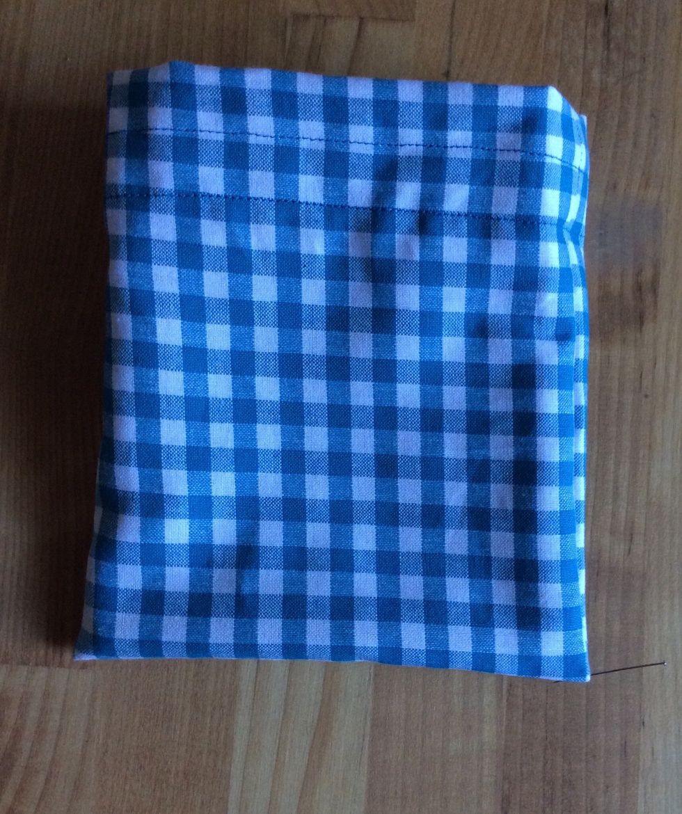 V\u00e4nd p\u00e5sen s\u00e5 r\u00e4tsidan kommer ut. Peta ut h\u00f6rnen med en knappn\u00e5l.