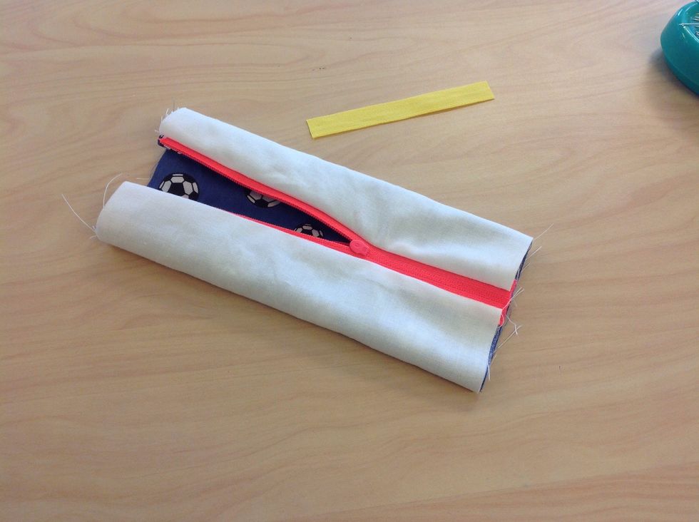 V\u00e4nd pennfodralet s\u00e5 det ser ut som p\u00e5 bilden. (Fodret ut)