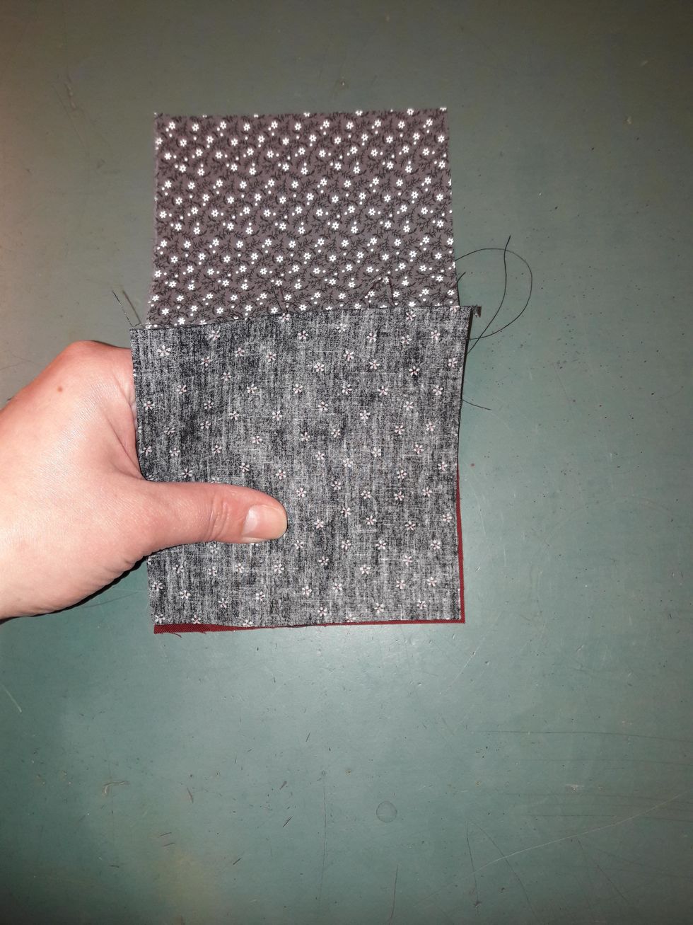 V\u00e4nd upp den nedersta rutan och l\u00e4gg den ovanp\u00e5 mittenrutan. R\u00e4ta mot r\u00e4ta. Tv\u00e4rn\u00e5la och sy som vanligt.