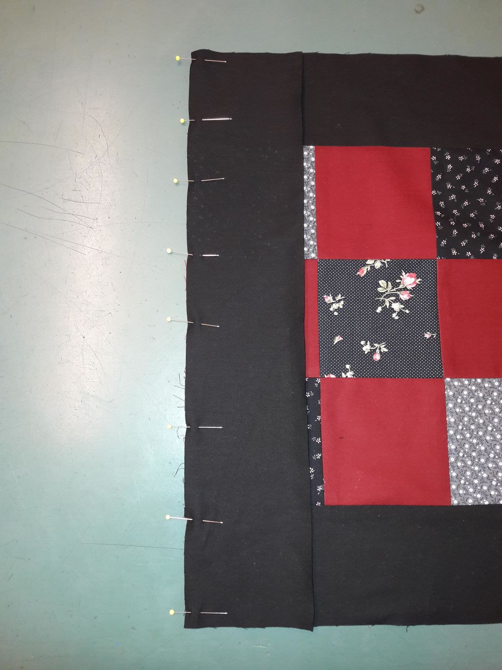 V\u00e4nd upp remsan s\u00e5 att tygerna ligger r\u00e4ta mot r\u00e4ta.