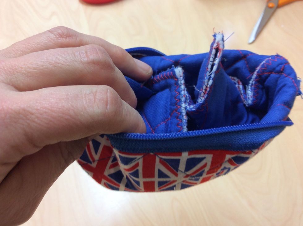 V\u00e4nd ut den fina sidan p\u00e5 pennskrinet genom \u00f6ppningen vid dragkedjan.