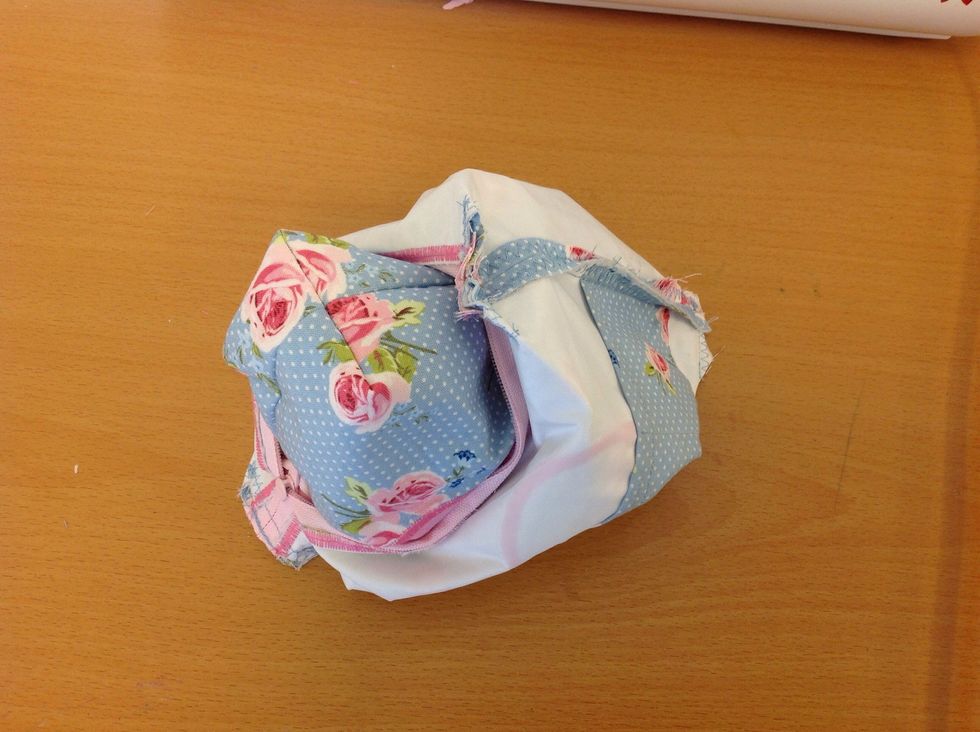 V\u00e4nd ut och in genom den \u00f6ppna dragkedjan.