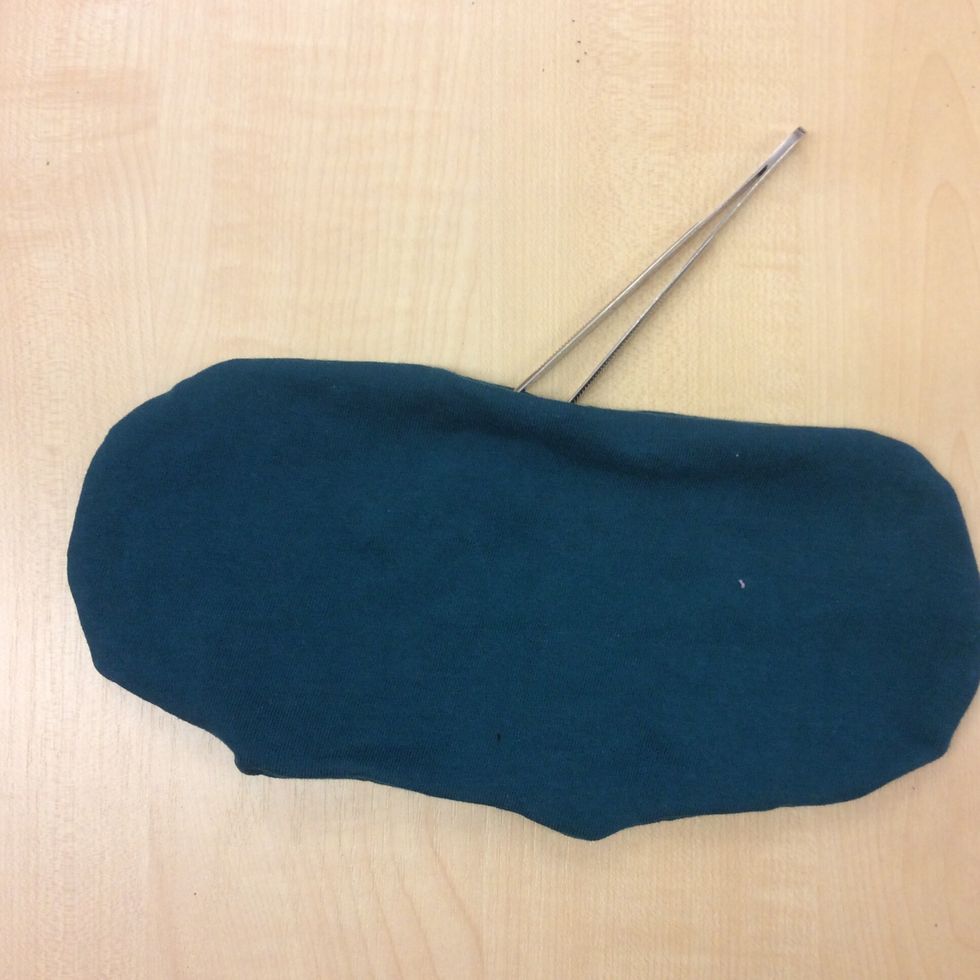 V\u00e4nd ut och in p\u00e5 ditt monster. F\u00f6r att f\u00e5 ut armar och ben beh\u00f6ver du peta ut dem med en pincett eller n\u00e5got liknande.