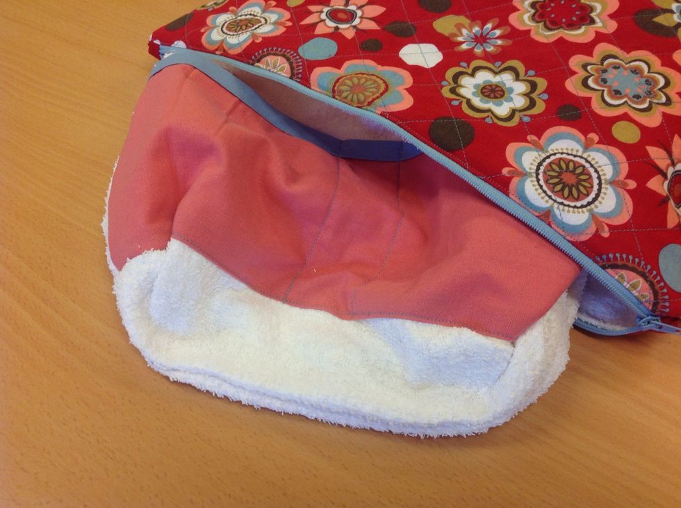 V\u00e4nd ut och in p\u00e5 necess\u00e4ren. Vik in kanterna p\u00e5 fodret och sy ihop.