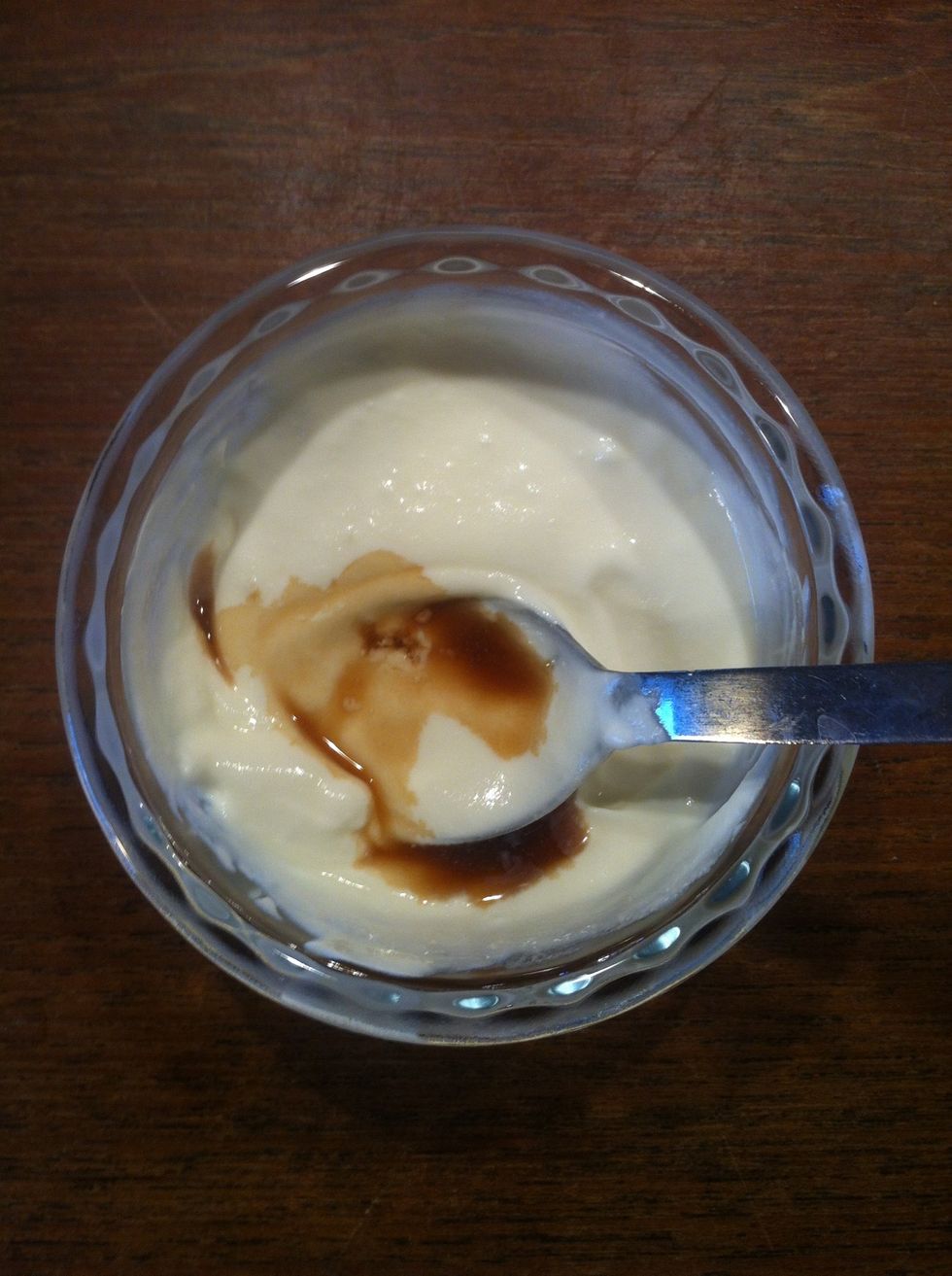 Vanilla extract in yoghurt. Stir.
