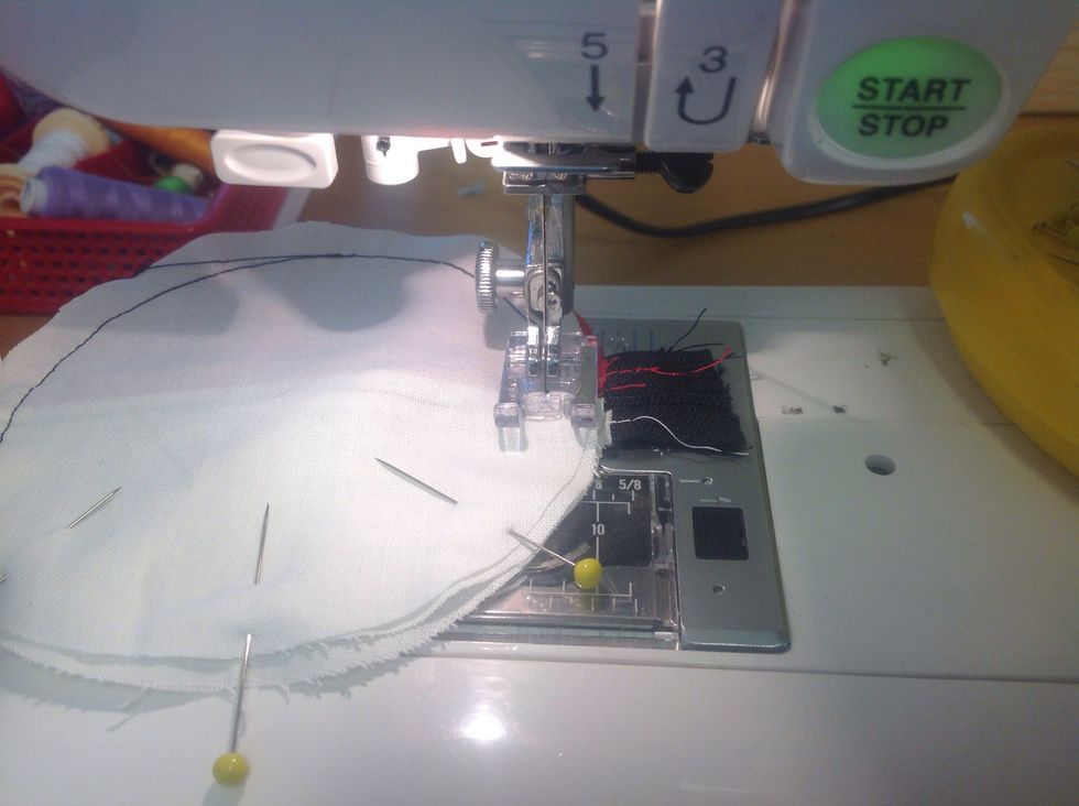 Var f\u00f6rsiktig n\u00e4r du syr \u00f6ver dragkedjan. Sy sakta! Gl\u00f6m ej f\u00e4sta n\u00e4r du sytt runt.