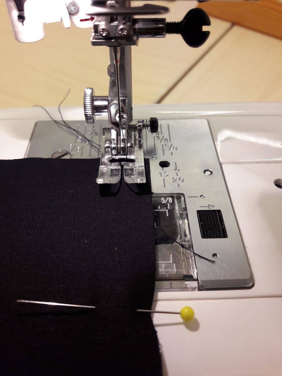 Var noga s\u00e5 att det blir 1 centimeter s\u00f6msm\u00e5n hela v\u00e4gen. Om du tycker det \u00e4r sv\u00e5rt s\u00e5 be om en hj\u00e4lpkloss.