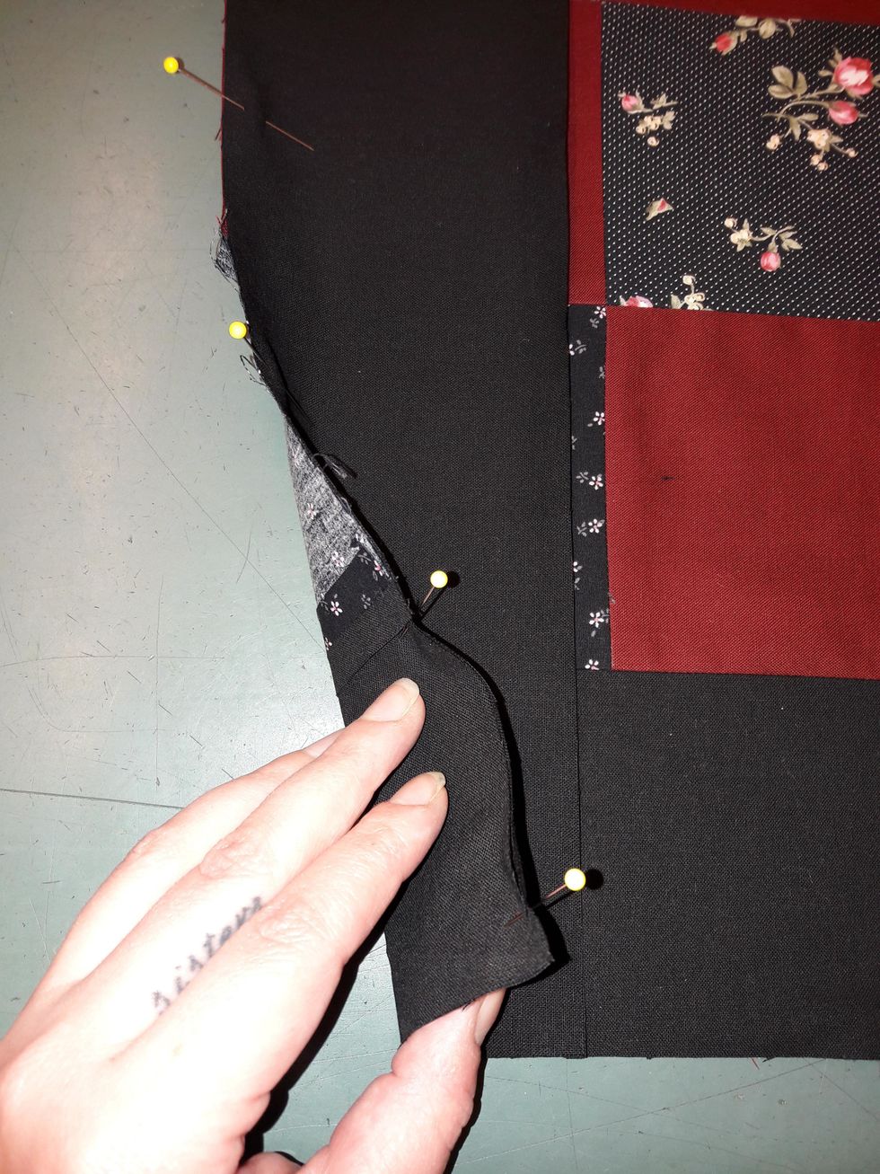 Var noga s\u00e5 att tygerna ligger kant i kant.