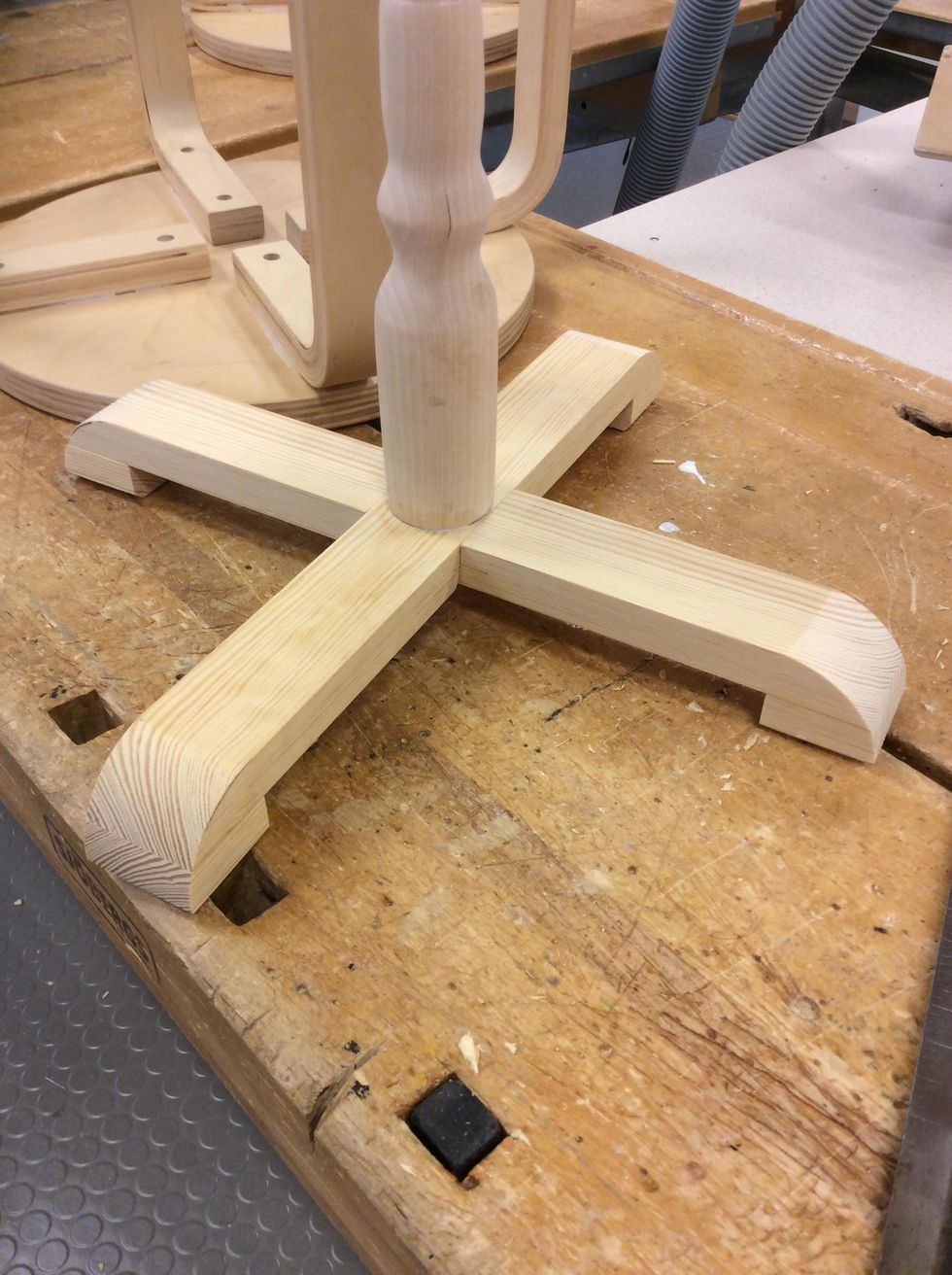 Var noggrann med att inte ta f\u00f6r mycket eller f\u00f6r lite lim. Det kan p\u00e5verka antingen bordets h\u00e5llbarhet eller att oljan inte tr\u00e4nger in i tr\u00e4det ordentligt. T\u00e4nk p\u00e5 detta inf\u00f6r oljandet.