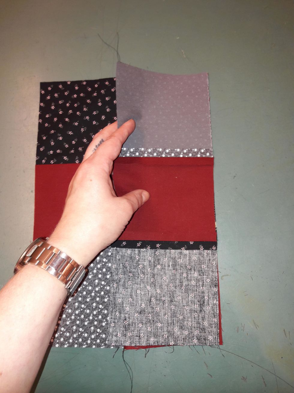 Var noggrann s\u00e5 den hamnar kant i kant hela v\u00e4gen. B\u00f6rja tv\u00e4rn\u00e5la i skarvarna s\u00e5 att de hamnar mittemot varandra.