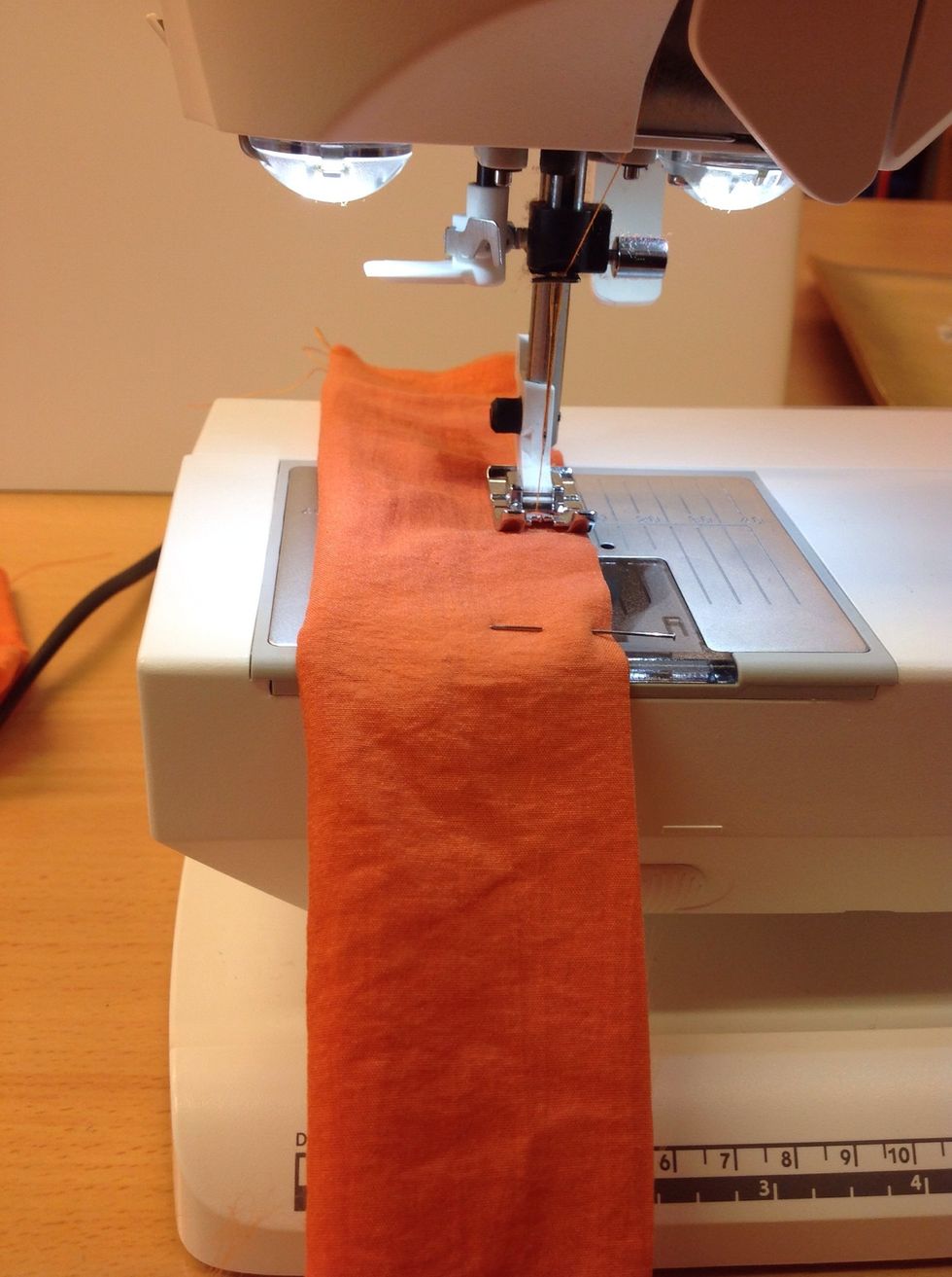 Variant 1 Sy ihop handtaget med 1 cm s\u00f6msm\u00e5n, l\u00e4mna bara \u00f6ppning i en kortsida.