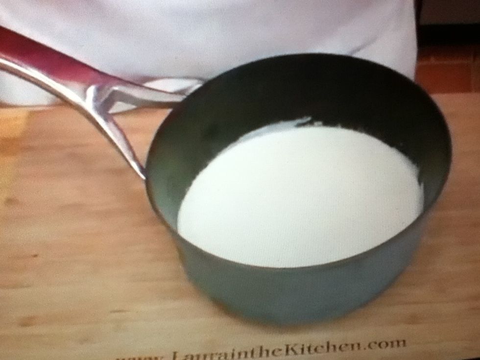 Varm the milk and heavy cream