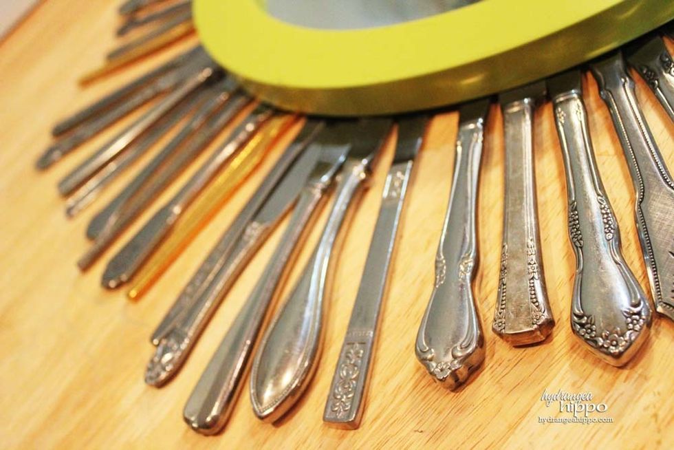 Vary the patterns and lengths of the knife handles.