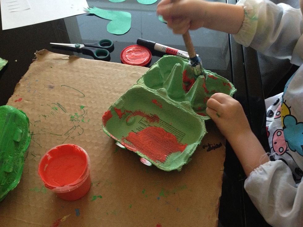 Verf 1 van de eierdozen rood aan de binnenkant