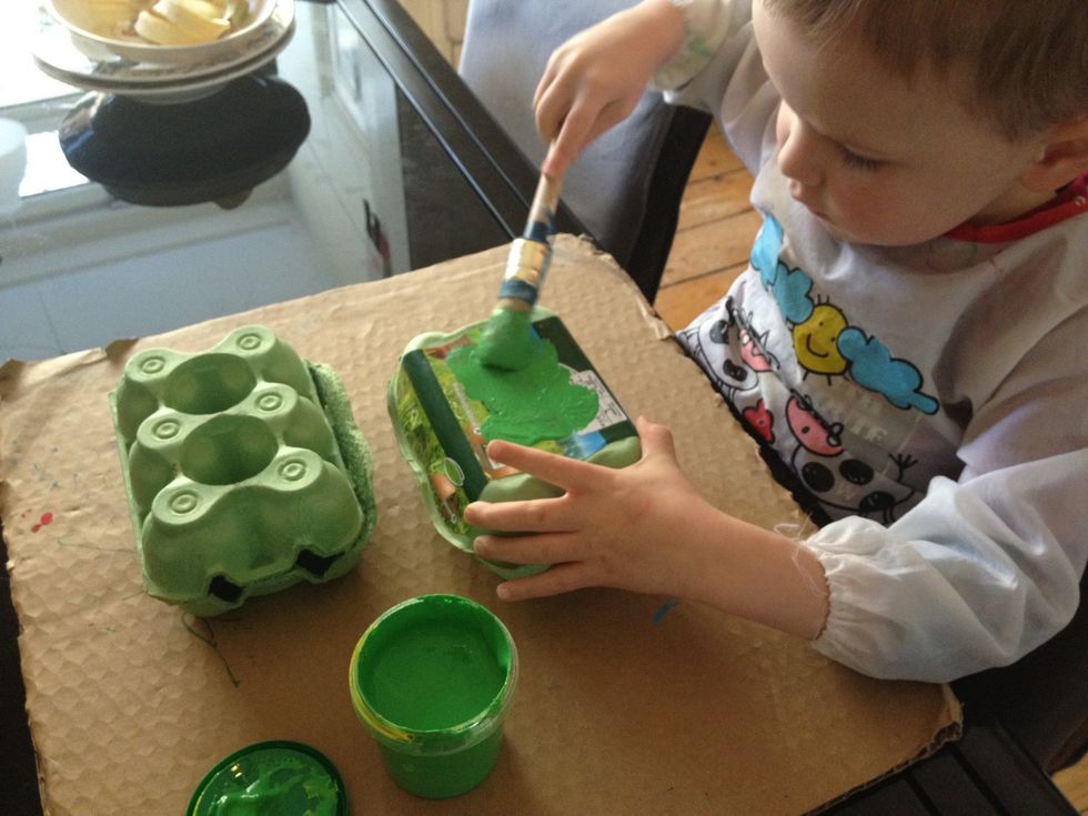 Verf beide eierdozen aan de buitenkant groen