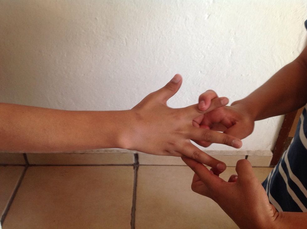 Verifique la abducci\u00f3n de los dedos: Coloque la mano del paciente con la palma hacia abajo y los dedos separados, pida al paciente que no deje que junte los dedos.