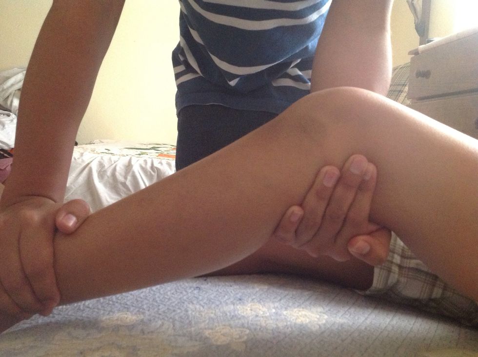 Verifique la extensi\u00f3n y flexi\u00f3n de la rodilla:  Apoye la rodilla en flexi\u00f3n y pida al paciente que la enderece contra la fuerza de su mano y que mantenga el pie abajo mientras.