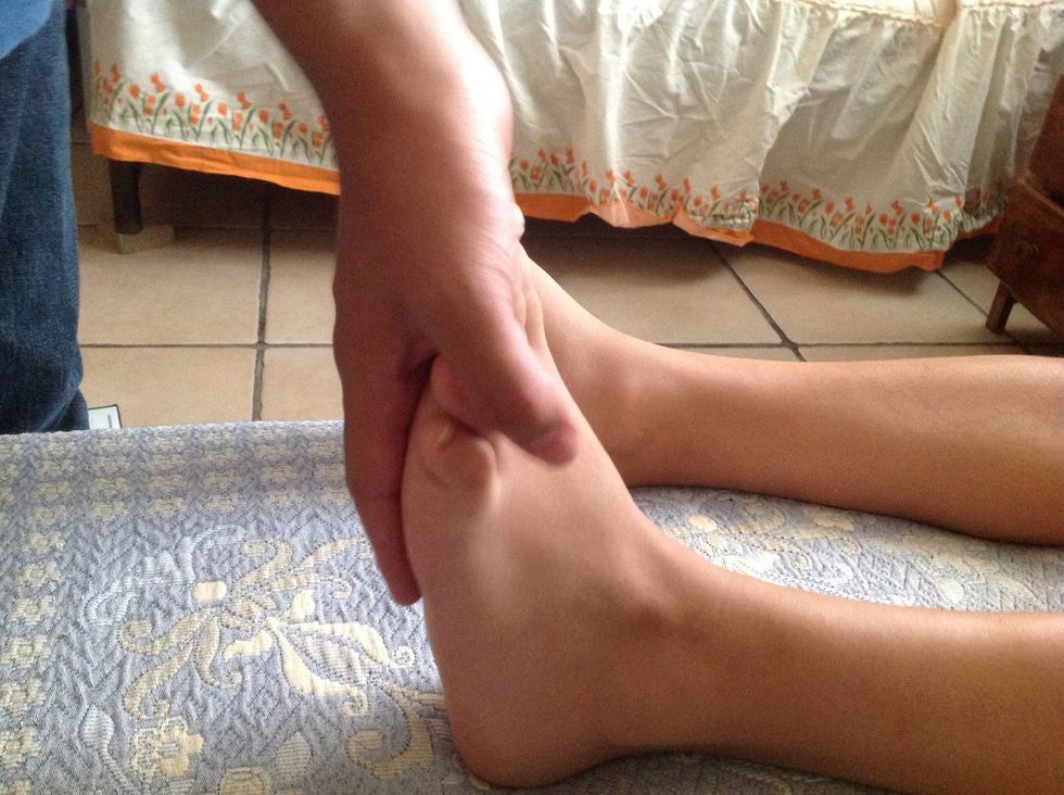Verifique la flexi\u00f3n plantar del tobillo.