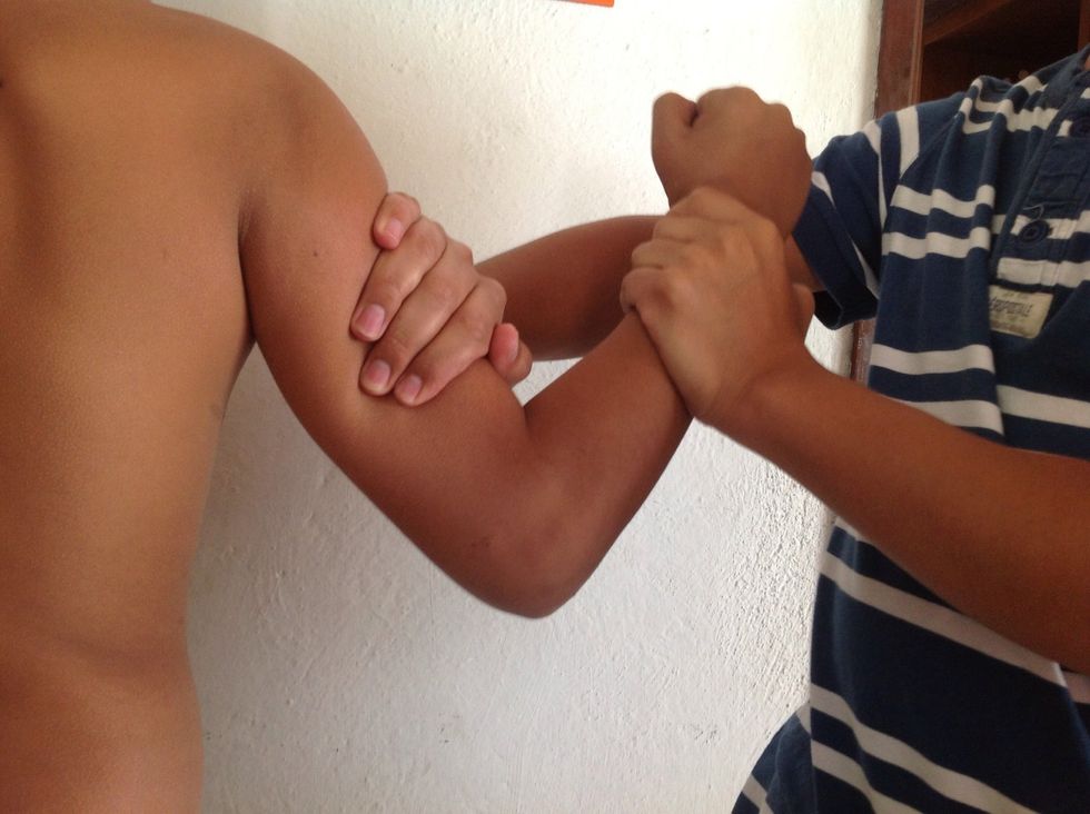 Verifique la flexi\u00f3n y extensi\u00f3n del codo haciendo al paciente tire o empuje su mano.