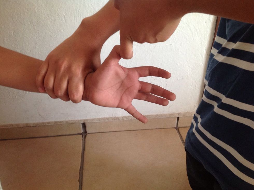 Verifique la oposici\u00f3n del pulgar: El paciente debe intentar tocar la yema del me\u00f1ique con el pulgar y usted deber\u00e1 poner resistencia.