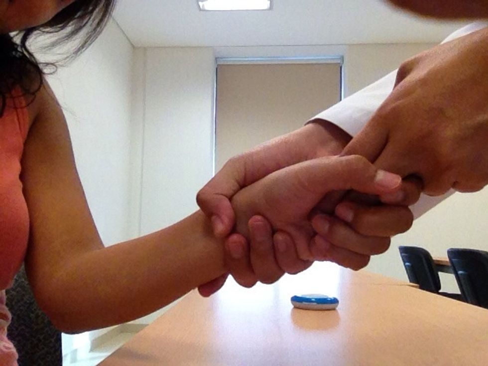 Verifique la presi\u00f3n: pida al paciente que aprieta dos de sus dedos con la m\u00e1xima fuerza y no los suelte (sin hacerle da\u00f1o). Notar\u00e1 las dificultades para extraer los dedos de la pinza manual.