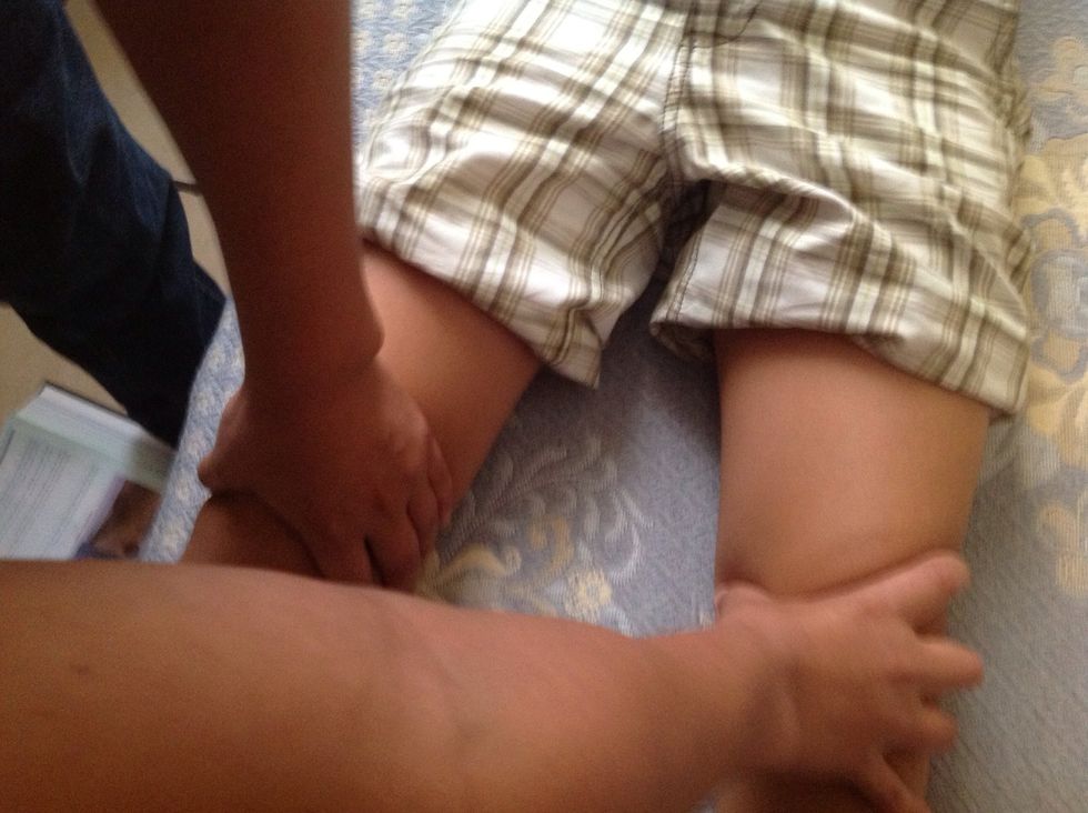 Verifique y explore la aproximaci\u00f3n de la cadera. apoye con fuerza:  Apoye con fuerza sus manos entre las rodillas del paciente y p\u00eddale que junte sus los miembros.