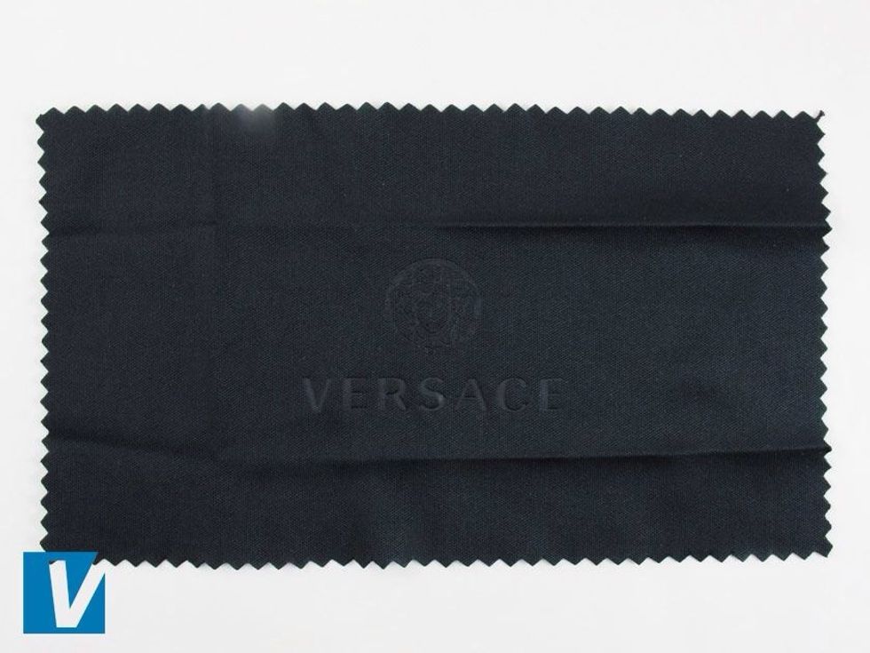 Versace sunglasses are accompanied by a dust cloth featuring the Versace logo. Check that the logo is consistent with the official ones used in every detail especially letter shape.