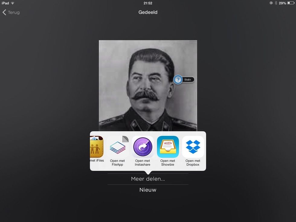 verschillende apps laten het toe hun bestanden te exporteren naar Showbie, in het voorbeeld een bewerkte foto aangemaakt in de app 'skitch'. Lln. tapt op het logo van Showbie.