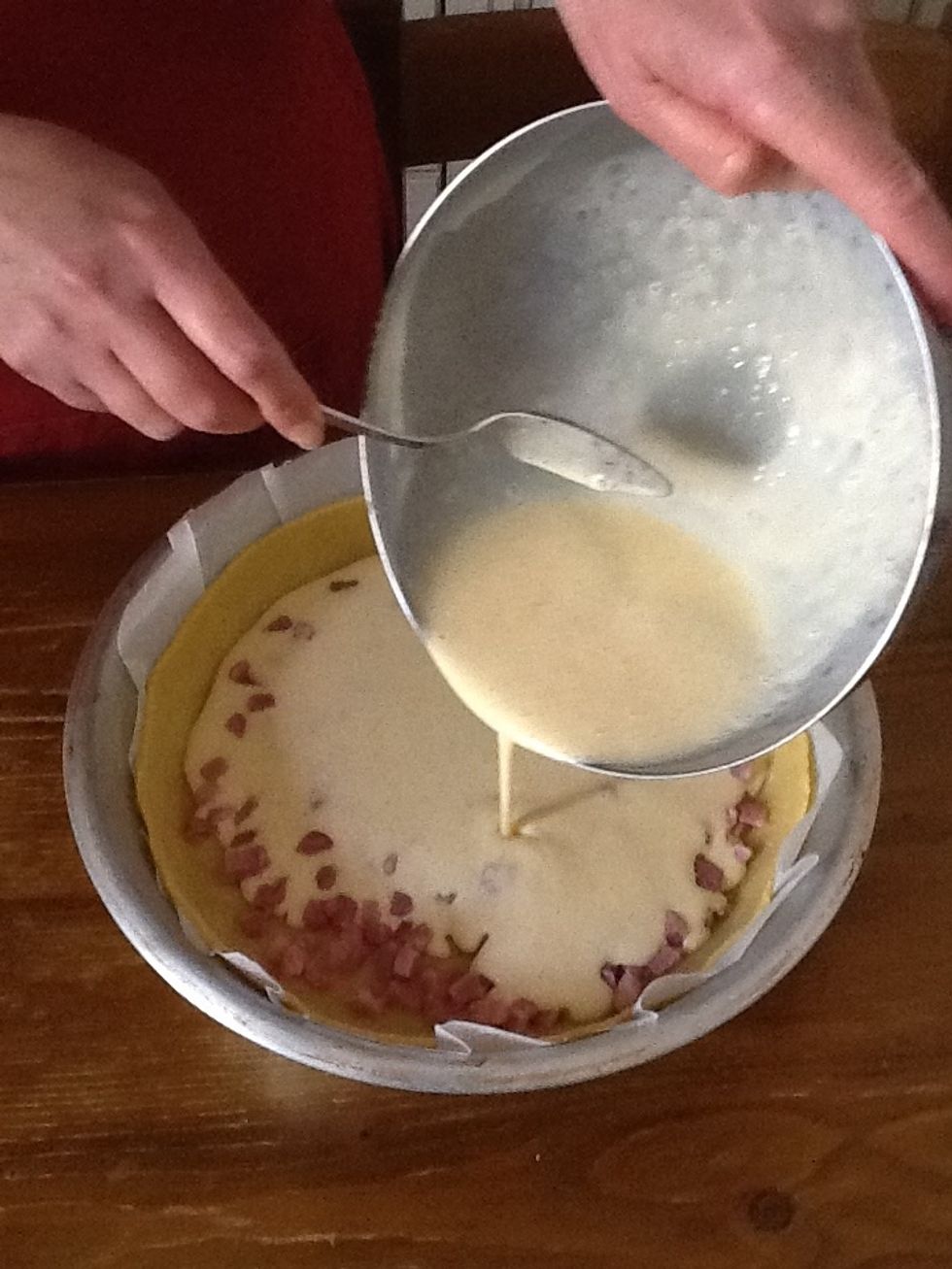 Versez le m\u00e9lange sur les lardons.