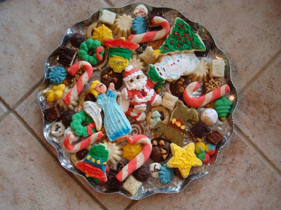 Very cute in the middle of your cookie platter.