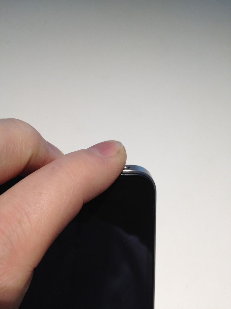 Very quickly, press the power button. On a phone with Siri, if there's more than approximately half a second delay, she'll kick in and ruin the screen capture.