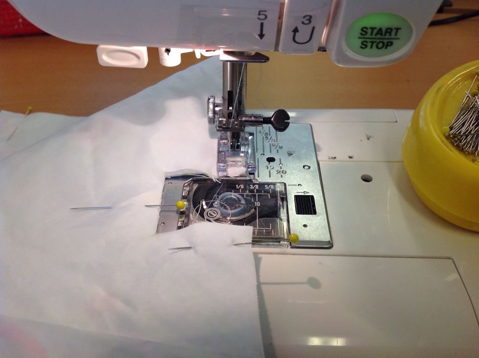 Vid h\u00f6rn, s\u00e4nk ner n\u00e5len genom att trycka p\u00e5 knappen med tv\u00e5 trianglar. N\u00e4r n\u00e5len \u00e4r nere lyfter du pressarfoten, snurrar tyget till r\u00e4tt l\u00e4ge. S\u00e4nker pressarfoten och forts\u00e4tter sy.