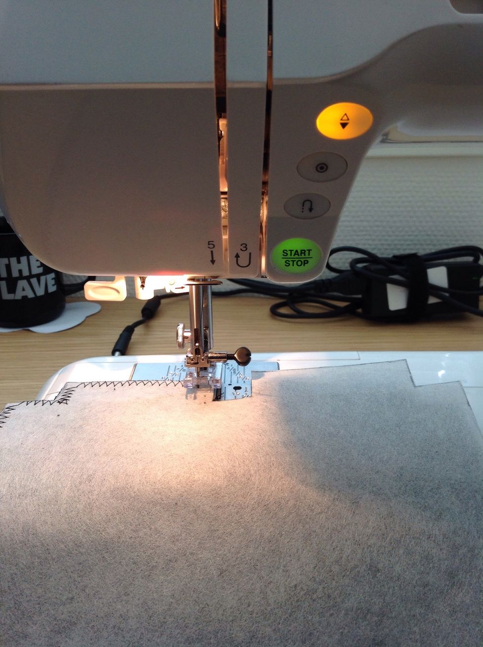 Vid h\u00f6rn - Tryck p\u00e5 den \u00f6versta knappen med tv\u00e5 trianglar f\u00f6r att f\u00e5 n\u00e5len att stanna nere. Lyft pressarfoten, vrid tyget till \u00f6nskad position, f\u00e4ll ned pressarfoten och forts\u00e4tt sy.