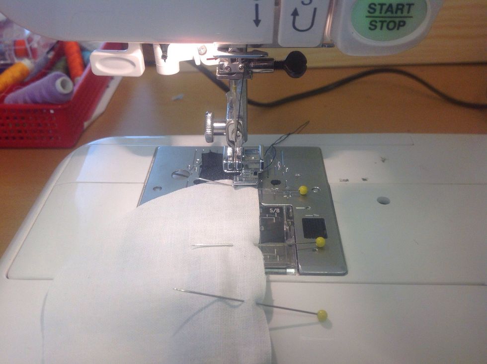 Vid l\u00f6paren. Tryck p\u00e5 knappen med tv\u00e5 trianglar f\u00f6r att f\u00e5 n\u00e5len att g\u00e5 ner. Lyft pressarfoten och skjut f\u00f6rsiktigt bak l\u00f6paren. S\u00e4nk pressarfoten och forts\u00e4tt sy. F\u00e4st i b\u00f6rjan och slutet.