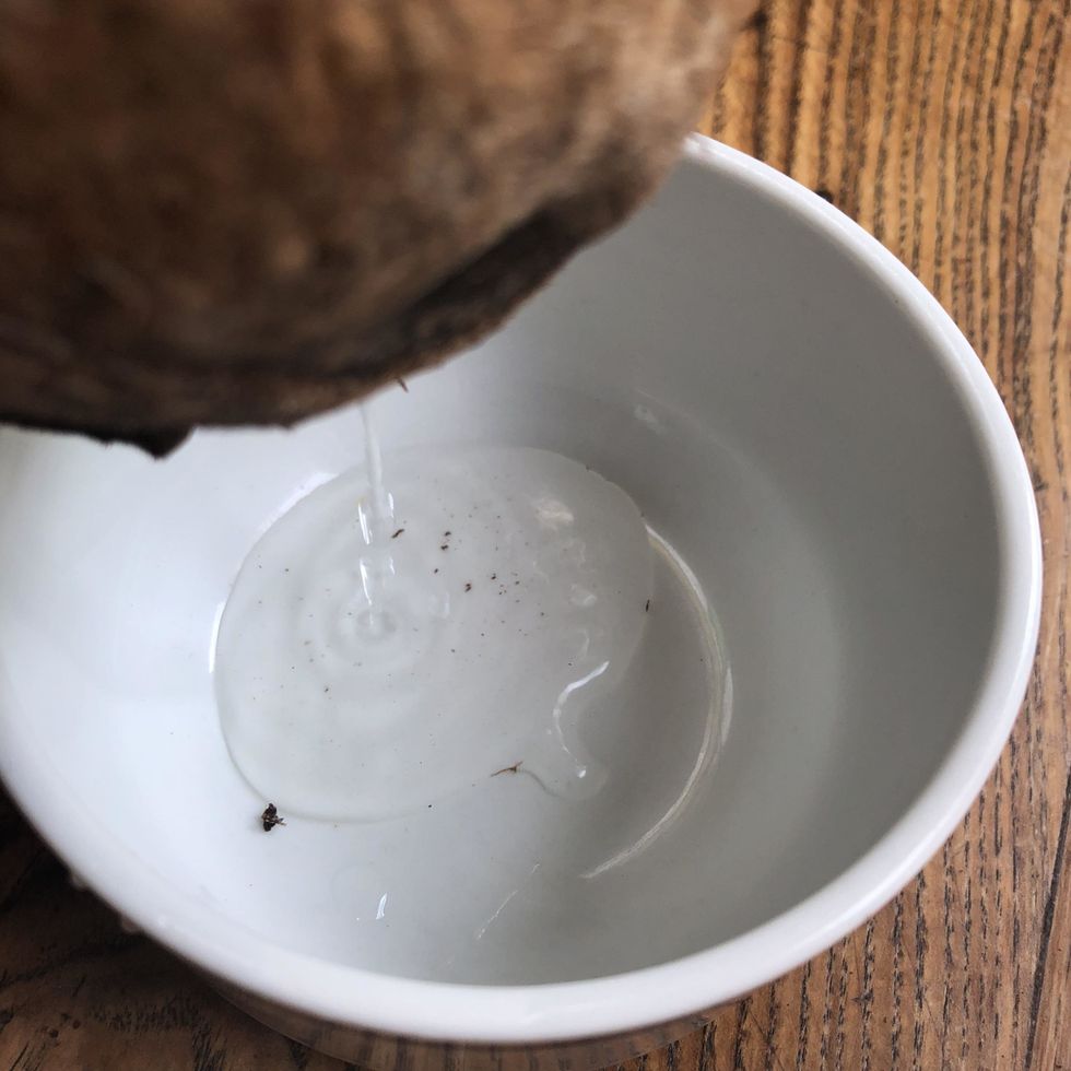 Vider la noix de coco de son eau.