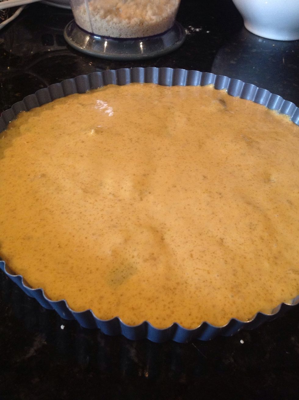 Vierte esta mezcla sobre las peras y aseg\u00farate que todo quede bien cubierto