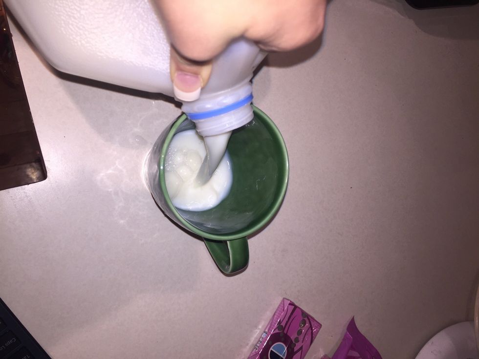 Vierte la leche en su taza.