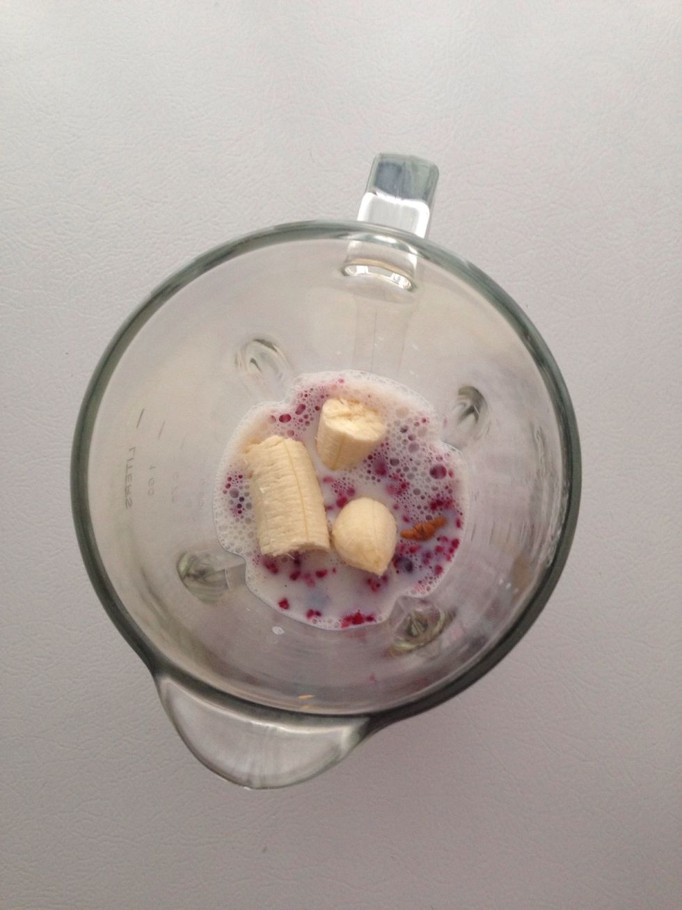 Vierte todos los ingredientes a la licuadora (puedes agregar en este punto miel, az\u00facar, canderel, etc para endulzarlo)