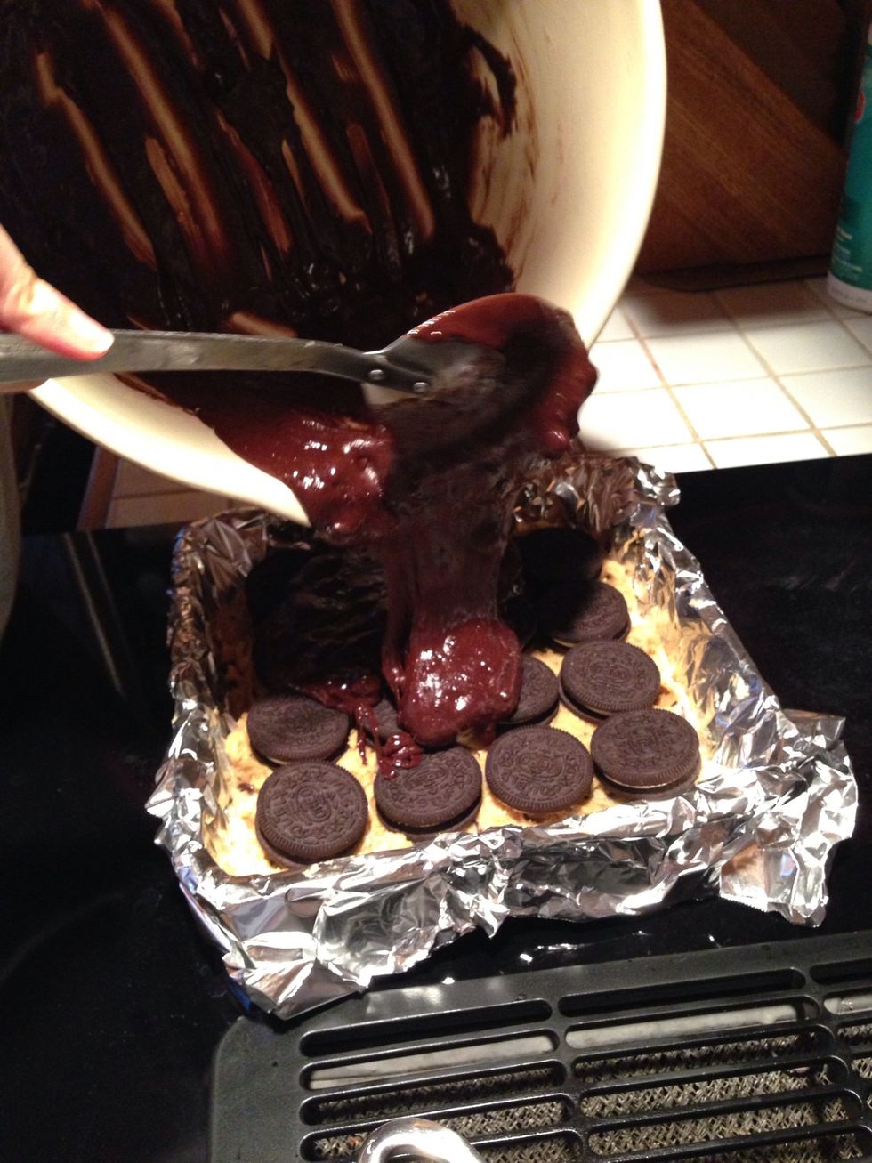 Viertes masa de brownie sobre las Oreos.