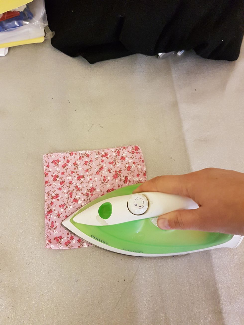 Vik arbetet p\u00e5 mitten. Markera ut mitten genom att pressa med strykj\u00e4rnet.