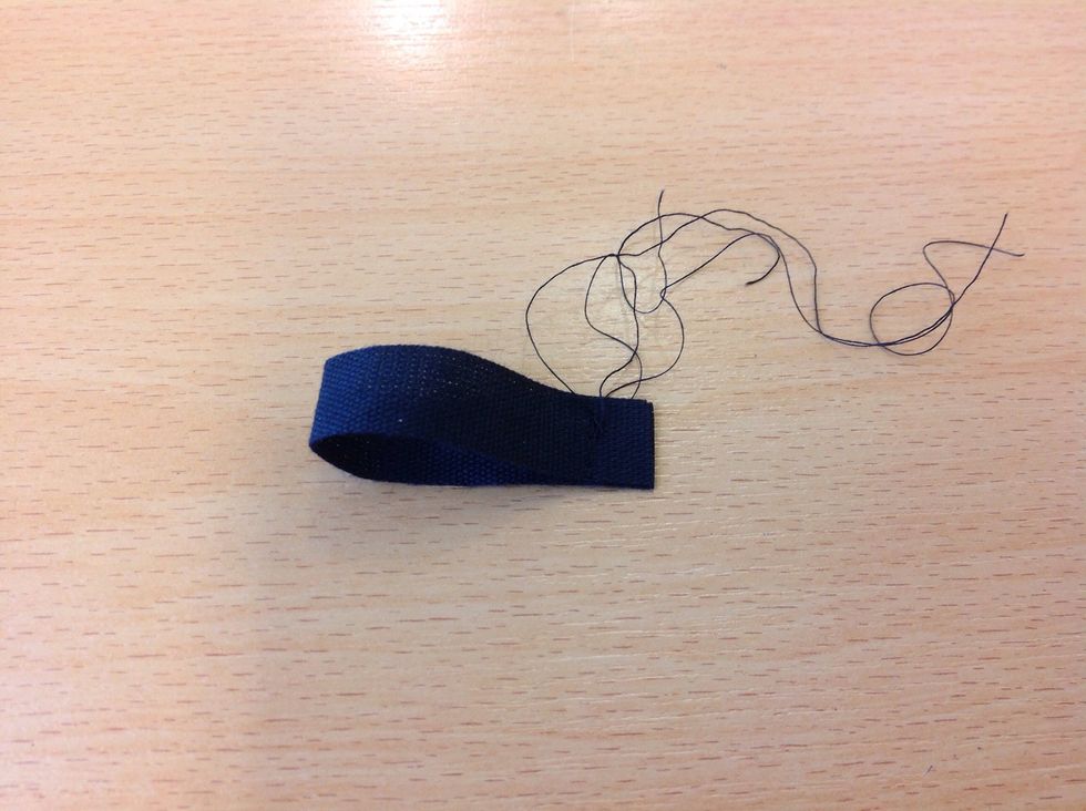 Vik de dubbla och sy ihop \u00e4ndarna med raks\u00f6m. G\u00f6r likadant p\u00e5 b\u00e5da.