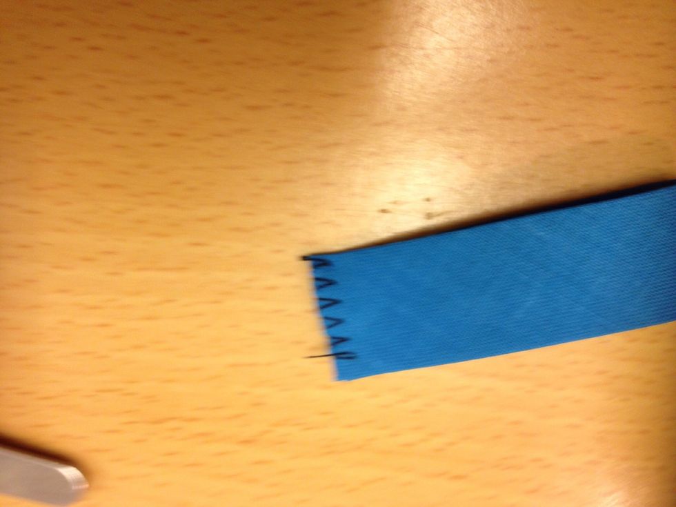 Vik den korta och sy ihop \u00e4ndarna p\u00e5 den.