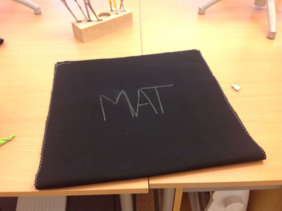 Vik den stora tygbiten f\u00f6r att se var du ska s\u00e4tta din dekoration. Du kan g\u00f6ra en applikation, maskinbroderi, m\u00e5la med textilpennor eller liknande.