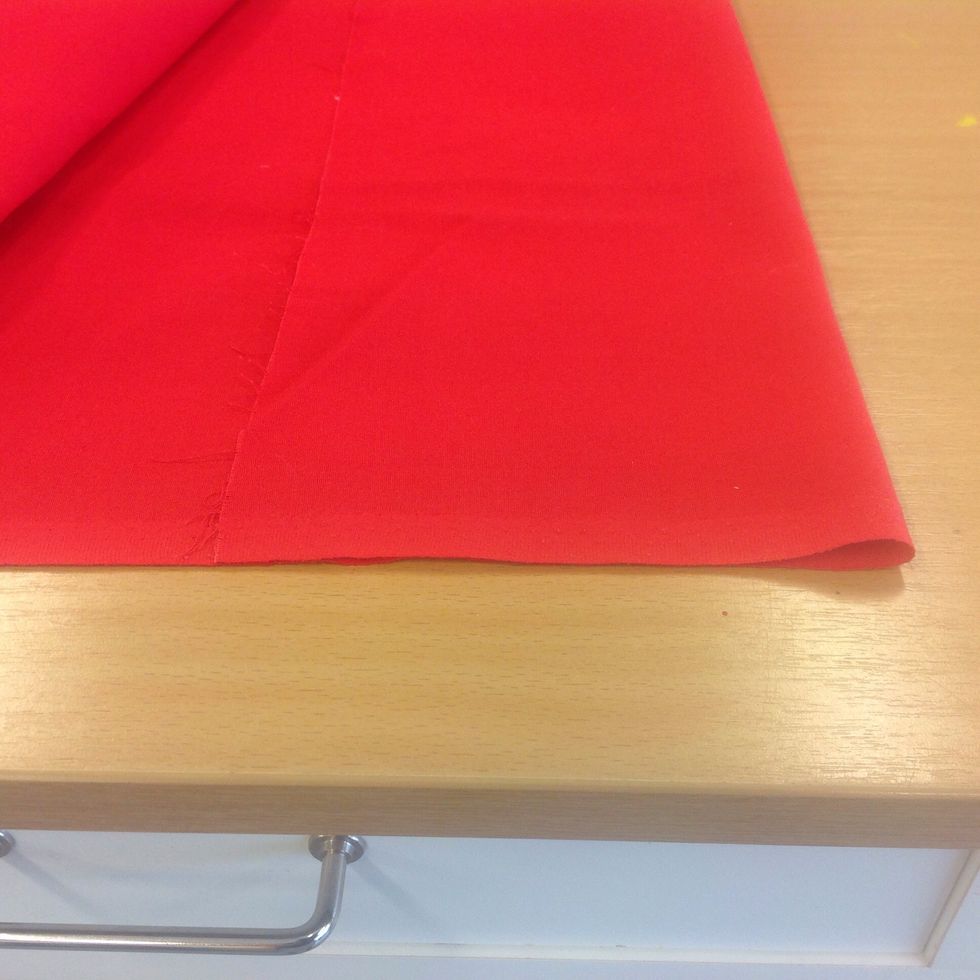 Vik det r\u00f6da tyget dubbelt.