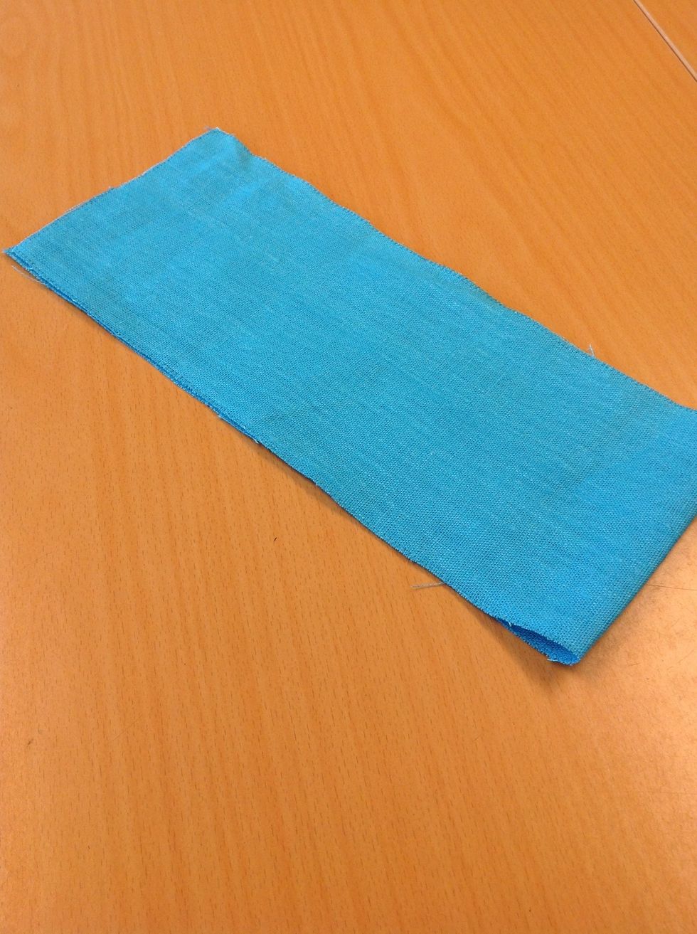 Vik din tygbit p\u00e5 mitten. Nu ska du bara arbeta med den sida som ska bli framsida.