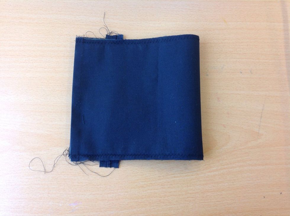 Vik dubbelt s\u00e5 kanterna till v\u00e4nster ligger kant i kant med varandra.