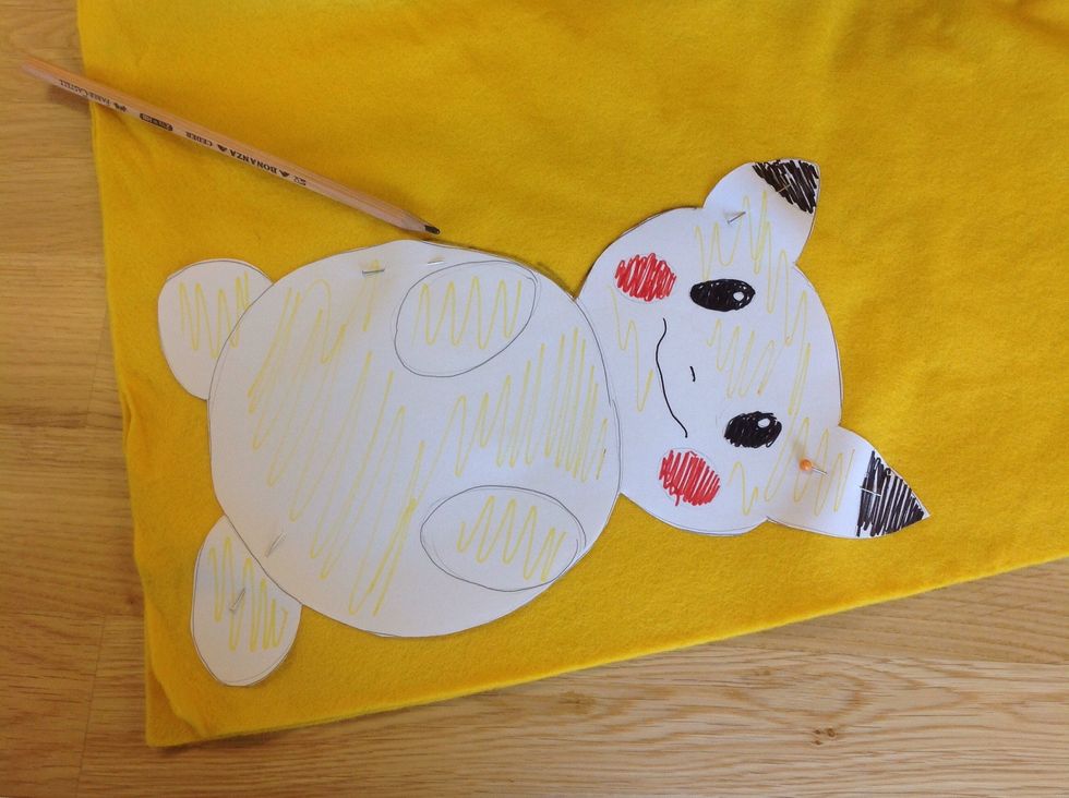 Vik filttyg dubbelt och n\u00e5la fast din figur. Rita runt.