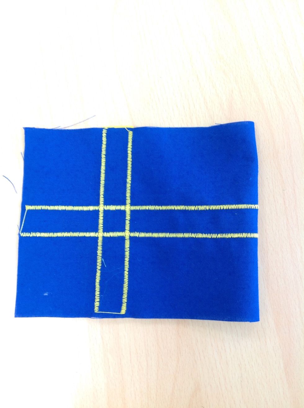 Vik flaggan med r\u00e4tsidan ( den fina sidan) in\u00e5t.